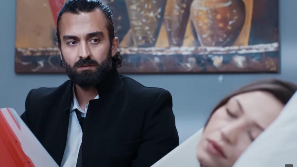 Ferit kieruje zszokowane spojrzenie na śpiącą Akasyę, dowiedziawszy się, że kobieta jest śmiertelnie chora.