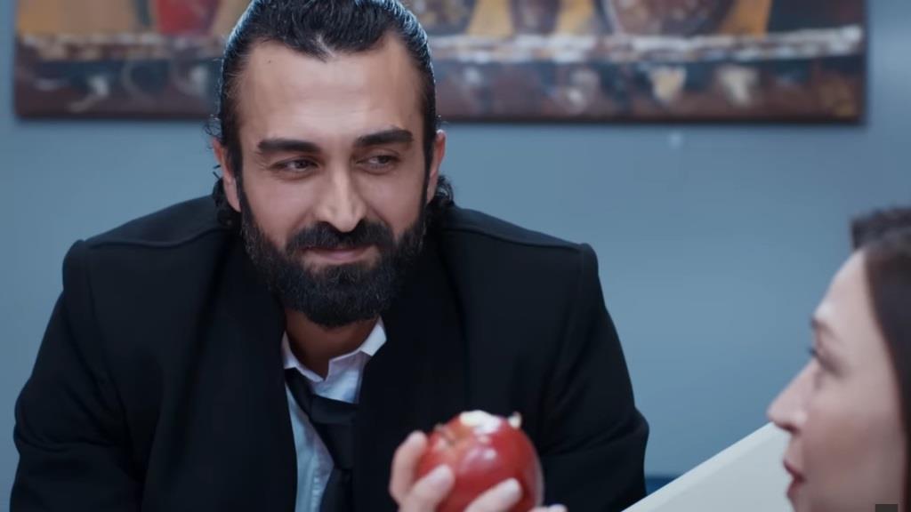 Ferit uśmiecha się, patrząc na Akasyę.