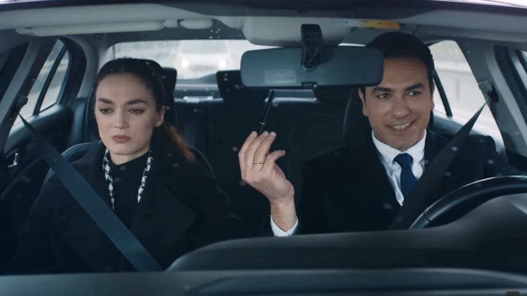 Nana i Nedim w samochodzie. Mężczyzna trzyma w ręku długopis od Yamana.