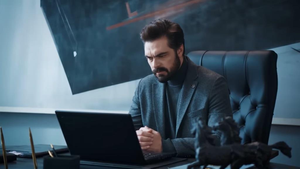 Yaman siedzi przed laptopem, słuchając rozmowy Nany i Nedima.