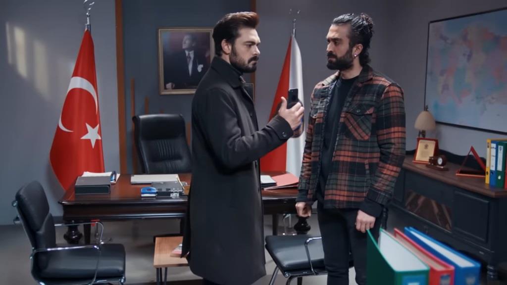 Yaman pokazuje Feritowi nagranie rozmowy Nany i Nedima.