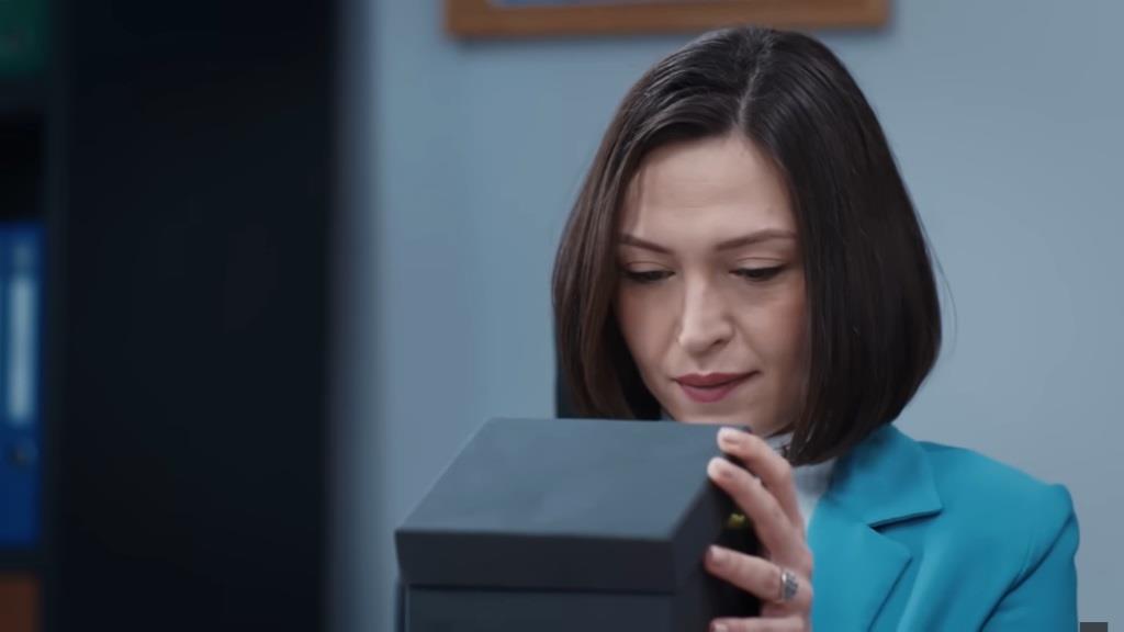 Akasya uchyla wieko pudełka.