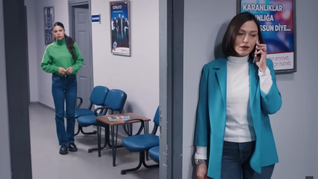 Ayse podsłuchuje rozmowę telefoniczną Akasyi.