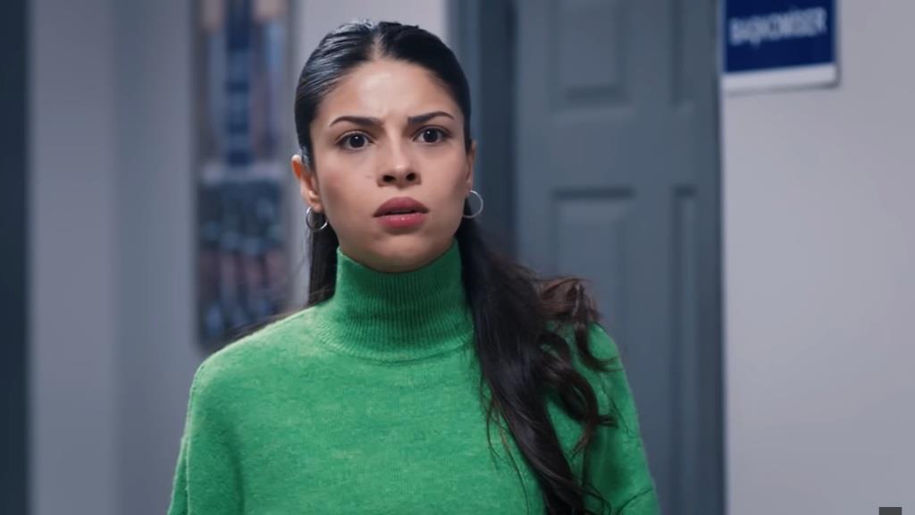 Wyraz twarzy Ayse jest mieszaniną szoku i obawy.