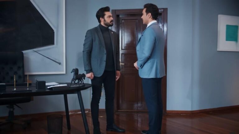 Yaman i Nedim rozmawiają w gabinecie.