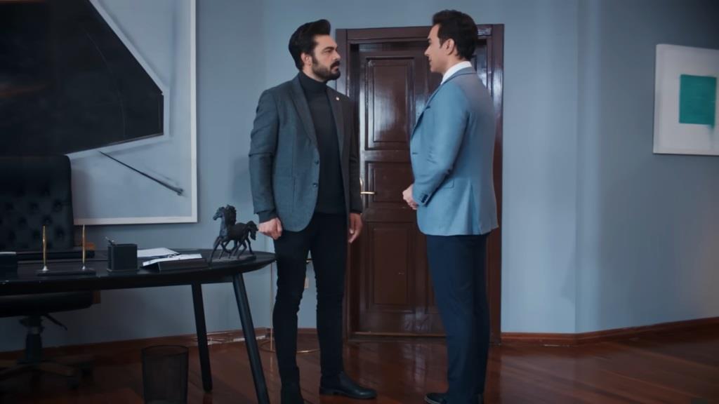 Yaman i Nedim rozmawiają w gabinecie.