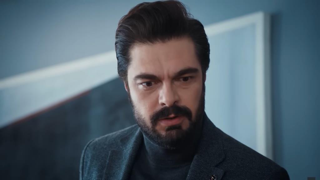 Yaman patrzy gniewnie, kierując wzrok ku dołowi.