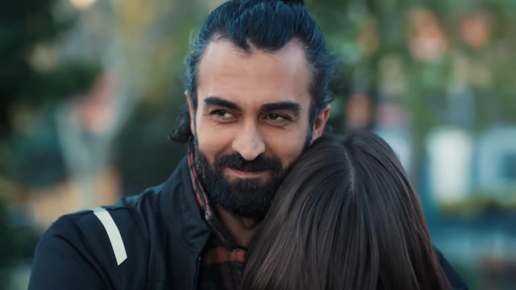 Ferit przytula Akasyę, uśmiechając się.