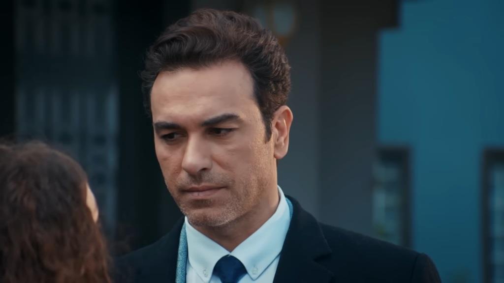 Nedim ze skupionym wyrazem twarzy patrzy na Nanę.