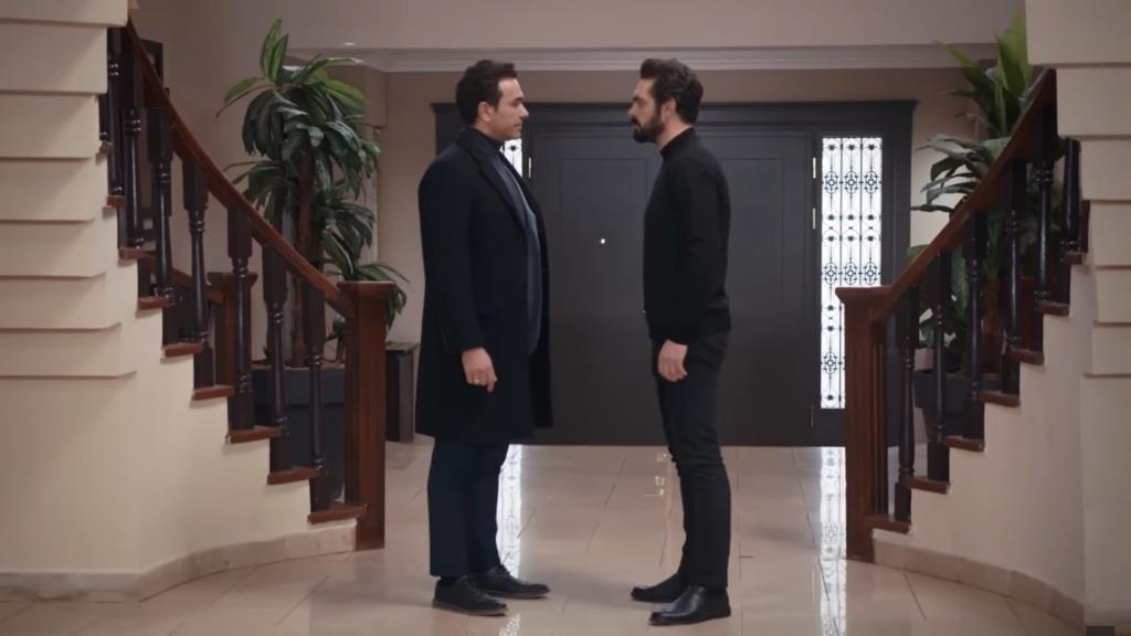 Nedim i Yaman w przedpokoju rezydencji.