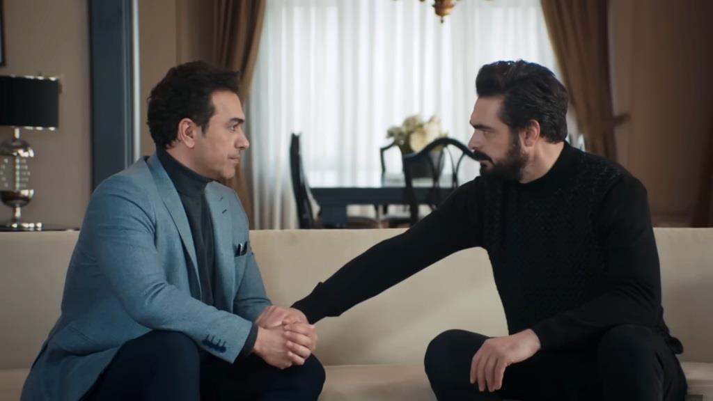 Nedim i Yaman siedzą na kanapie w salonie.