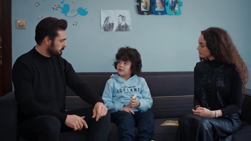 Yaman, Yusuf i Nana grają w grę tabu.