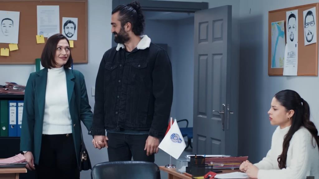 Akasya i Ferit ogłaszają swój związek przed kolegami z komisariatu.