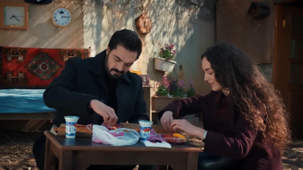 Yaman i Nana jedzą lahmacun.