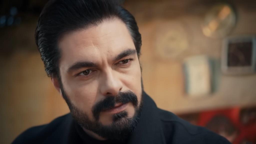 Yaman patrzy jak urzeczony na Nanę.