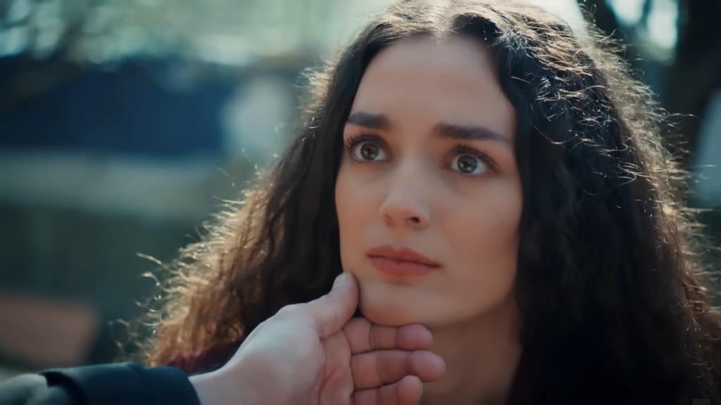 Ręka Yamana unosi podbródek Nany.