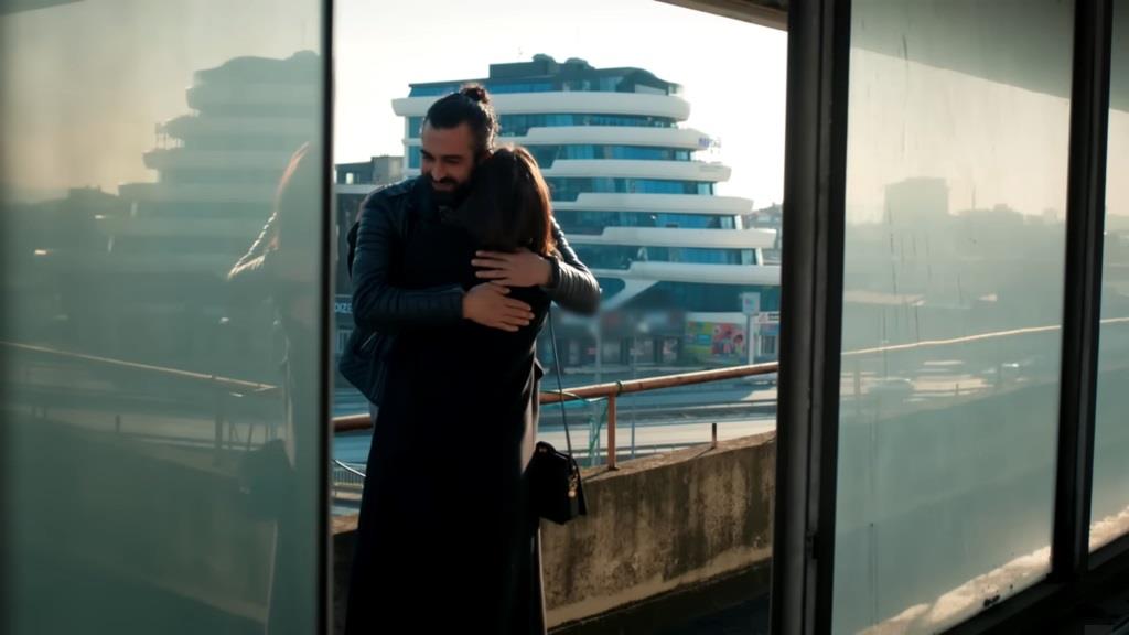 Ferit przytula Akasyę na balkonie.