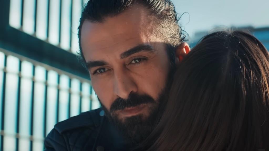 Zbliżenie na twarz Ferita przytulającego Akasyę. Jego twarz nie wyraża jednak szczęścia.