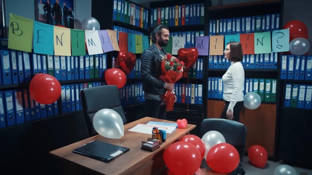 Ferit zaskakuje Akasyę niespodzianką zaręczynową.