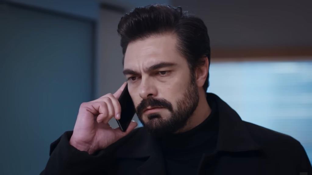 Yaman trzyma telefon przy uchu.