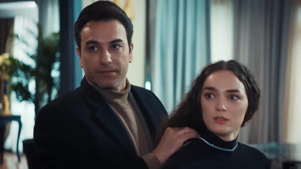 Nana i Nedim odwracają głowy.