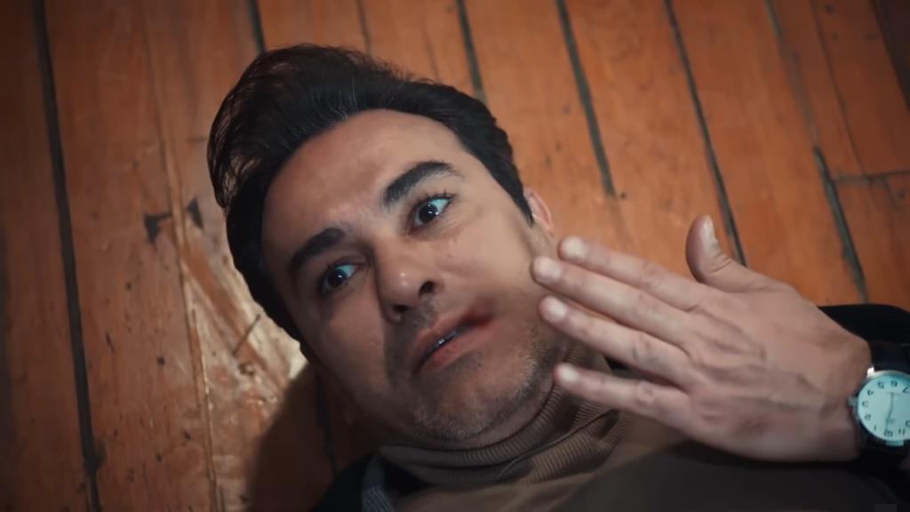 Nedim leży na podłodze.