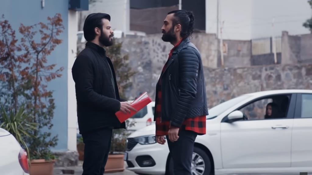 Volkan rozmawia z Feritem na zewnątrz. W tle widać samochód, w którym siedzi Ayse.