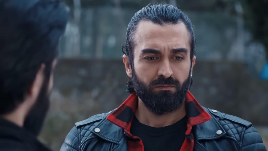 Ferit odwraca wzrok ze smutkiem.