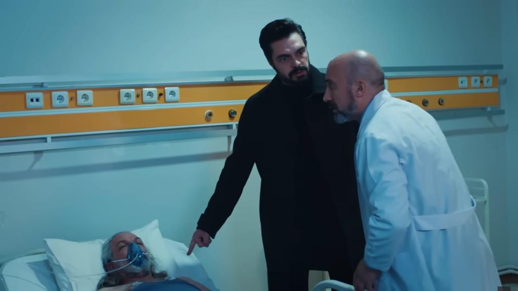 Yaman wskazuje na nieprzytomnego Karacaliego. Obok stoi lekarz.