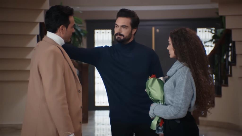 Yaman trzyma rękę na ramieniu Nedima. Obok stoi Nana.