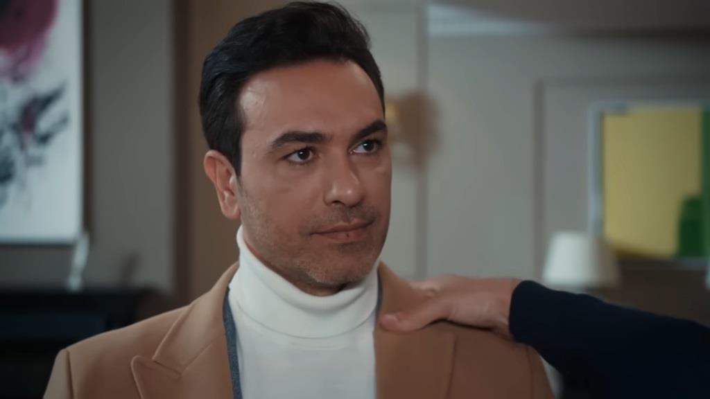 Zbliżenie na Nedima i położoną na jego barku rękę Yamana.