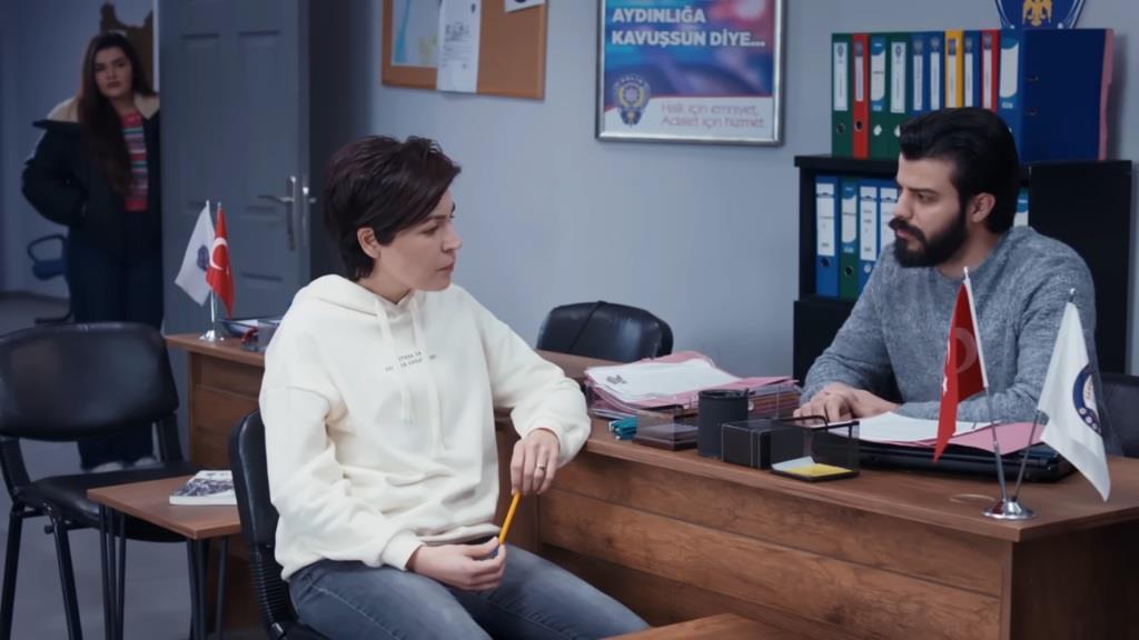 Kara rozmawia z Volkanem. Stojąca przy wejściu do biura Nese przysłuchuje się im.