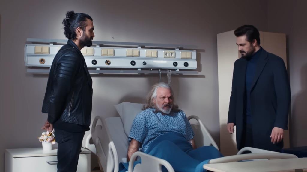 Ferit i Yaman w sali Karacaliego.