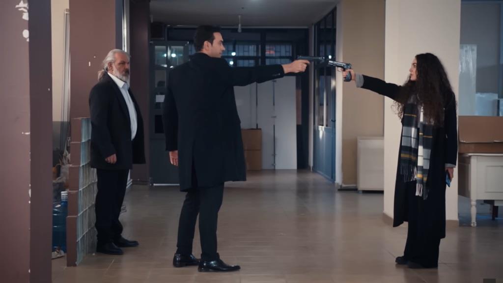 W magazynie zjawia się Nana. Ona i Nedim celują do siebie.