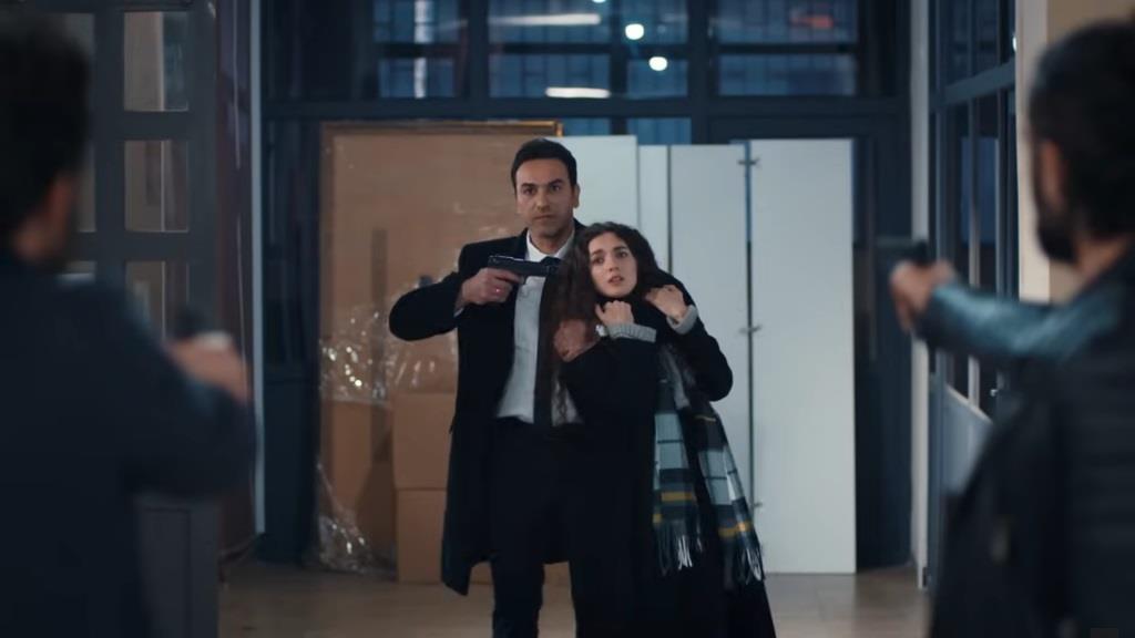 Nedim bierze Nanę jako zakładniczkę.