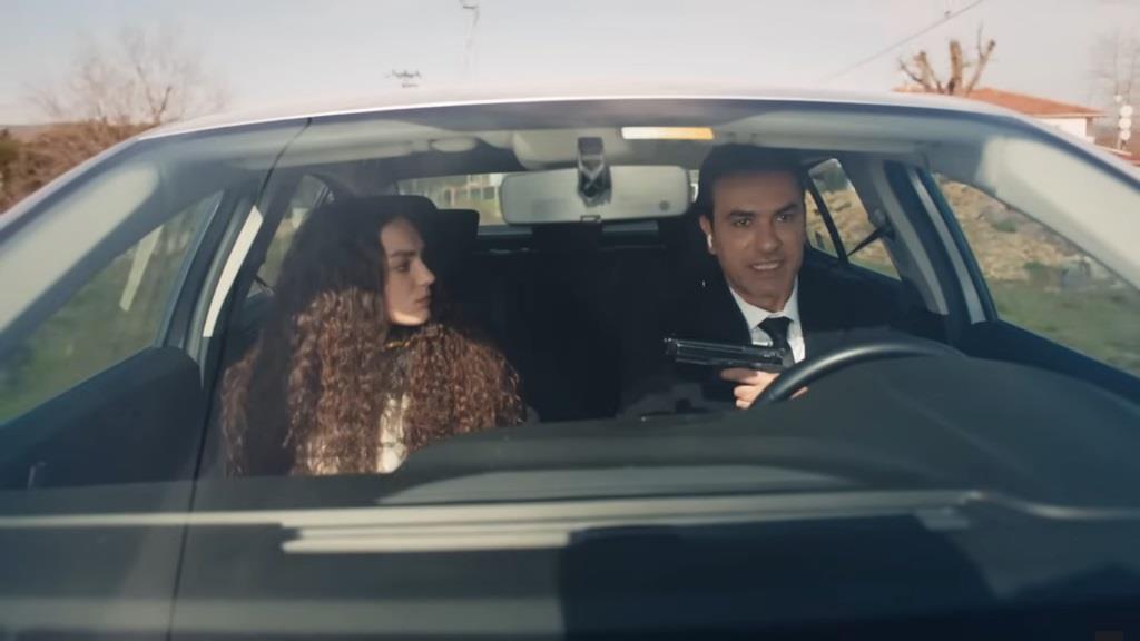 Nedim i Nana w samochodzie. Nedim trzyma pistolet w ręku, który jest skierowany w Nanę.