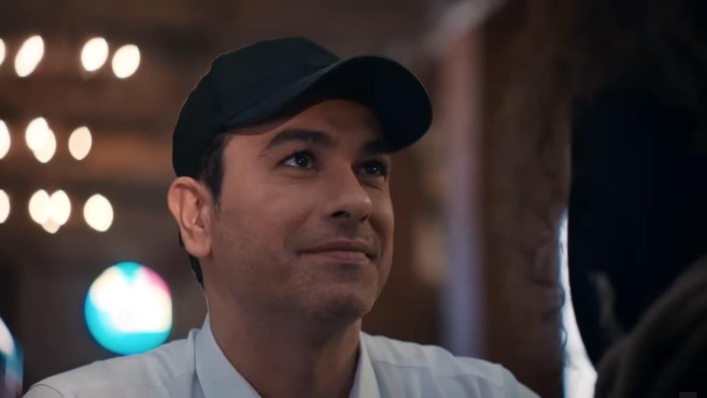 Zbliżenie na twarz uśmiechającego się Nedima.