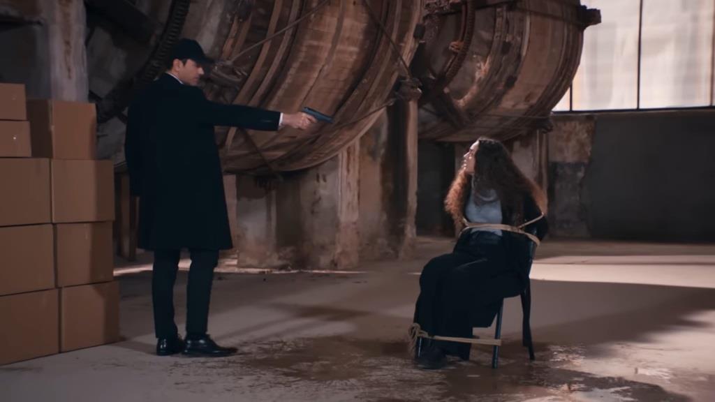 Nedim wymierza pistolet w Nanę.