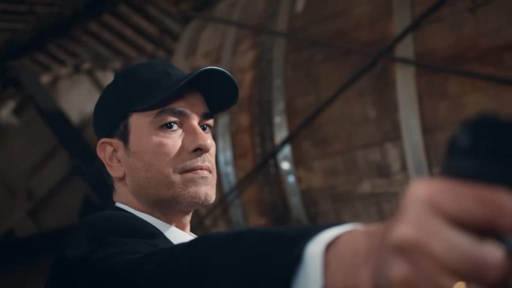 Zbliżenie na zdeterminowaną twarz Nedima.