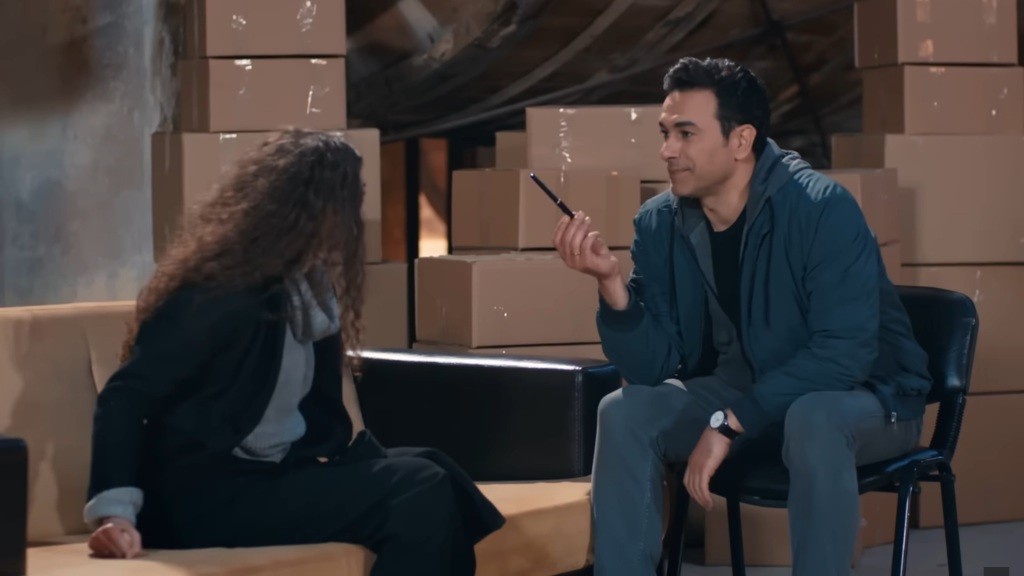 Nedim pokazuje Nanie długopis, w którym ukryta była pluskwa.