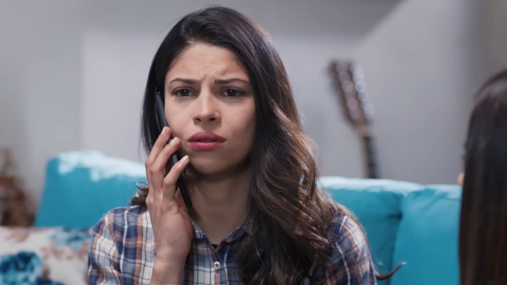 Ayse prowadzi rozmowę telefoniczną.