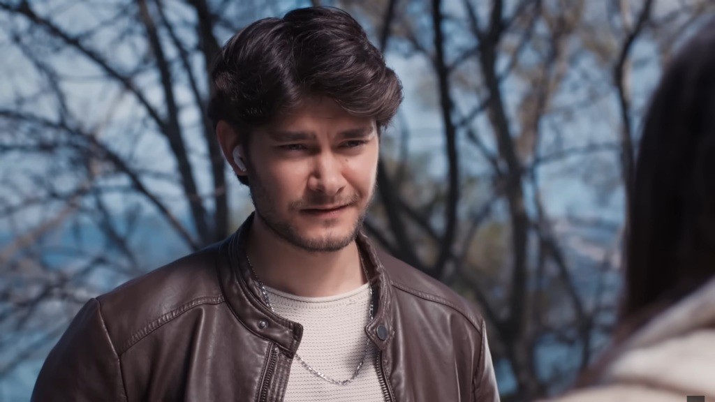 Timur rozmawia z Nese, słuchając podpowiedzi Volkana.