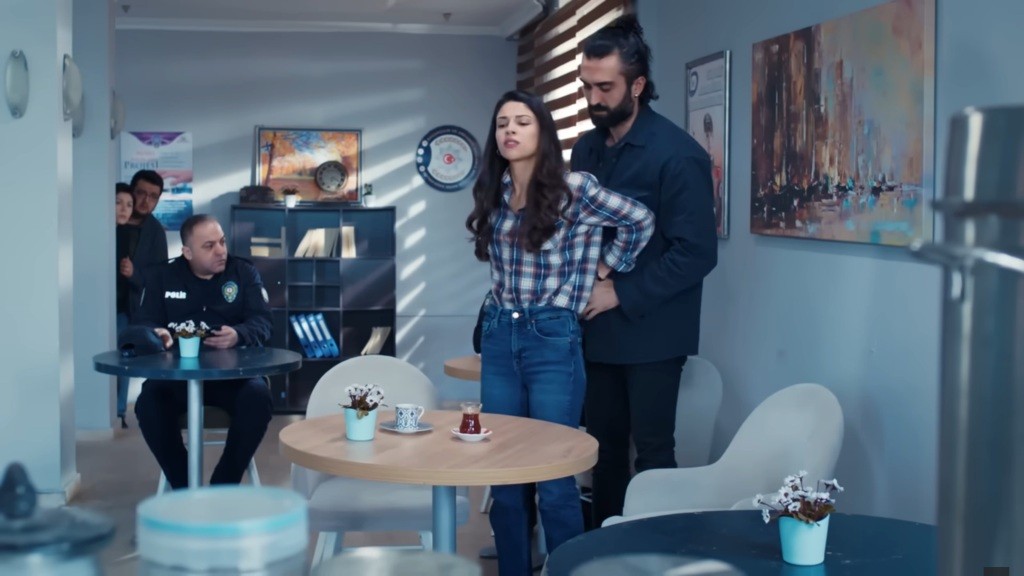 Ferit zakuwa Ayse w kajdanki.