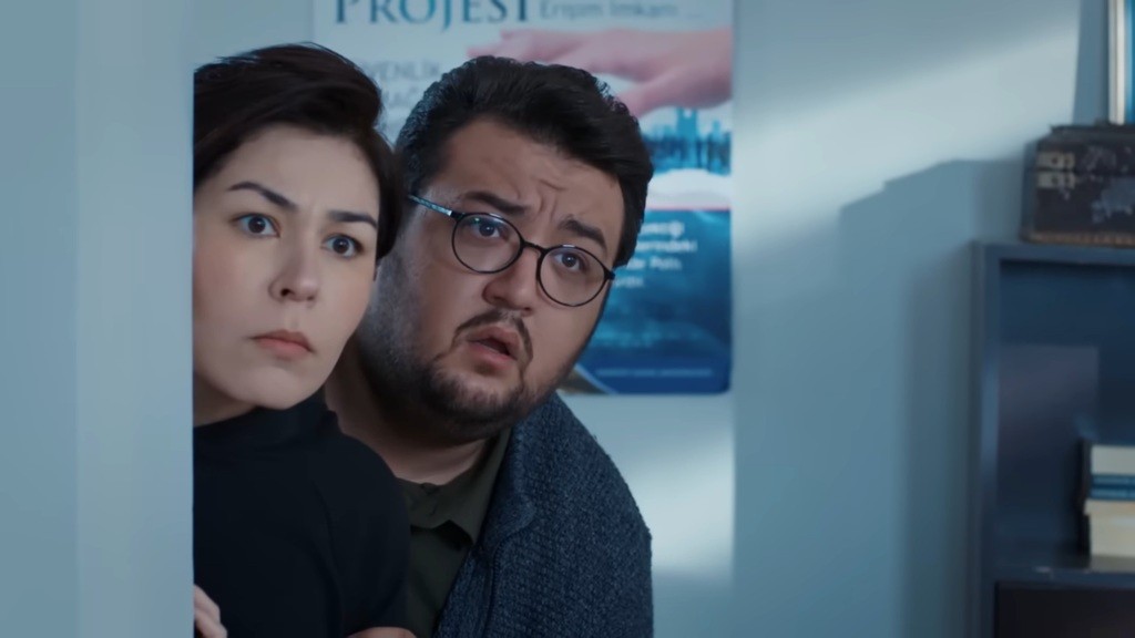 Kara i Ibo wyglądają zza winkla i są zaskoczeni.