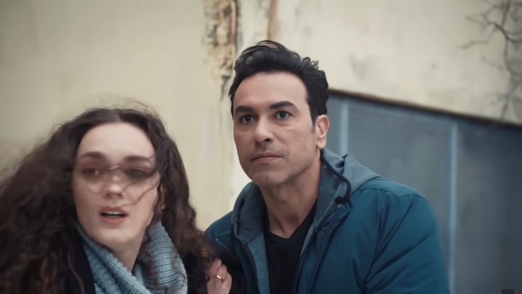 Nedim trzyma Nanę. Oboje wydają się zaskoczeni.