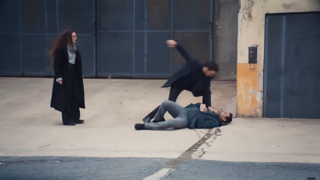 Yaman atakuje Nedima, powalając go na ziemię. Nana stoi obok.