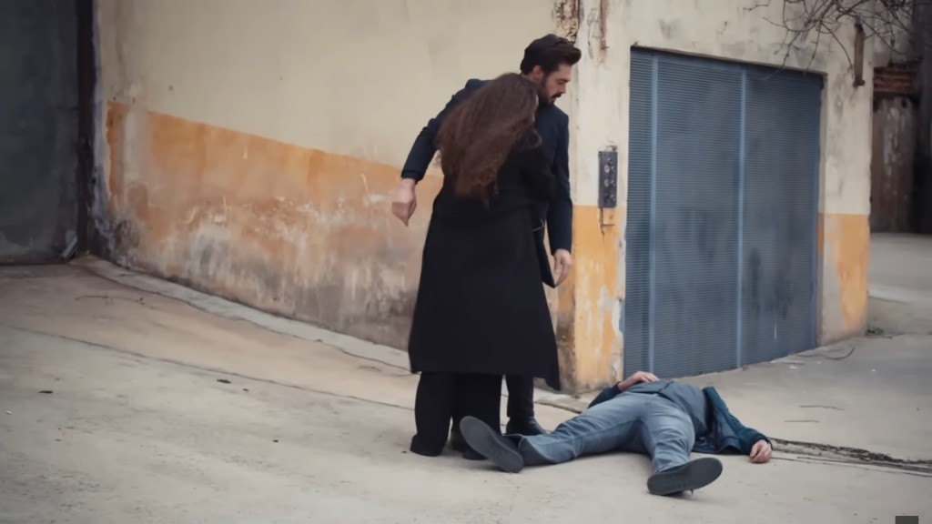 Yaman i Nana stoją nad nieprzytomnym Nedimem.