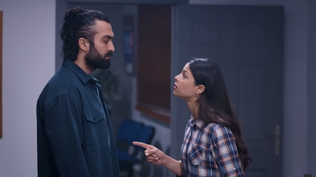Scena na korytarzu komisariatu. Ayse stoi przed Feritem, wymierzając w niego palec wskazujący.