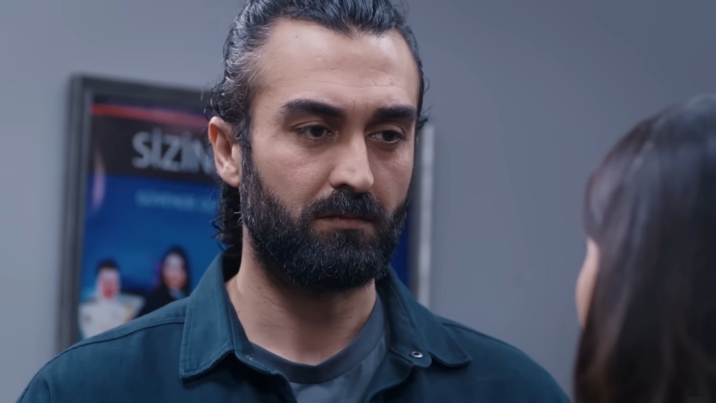 Ferit patrzy poważnym wzrokiem na Ayse.