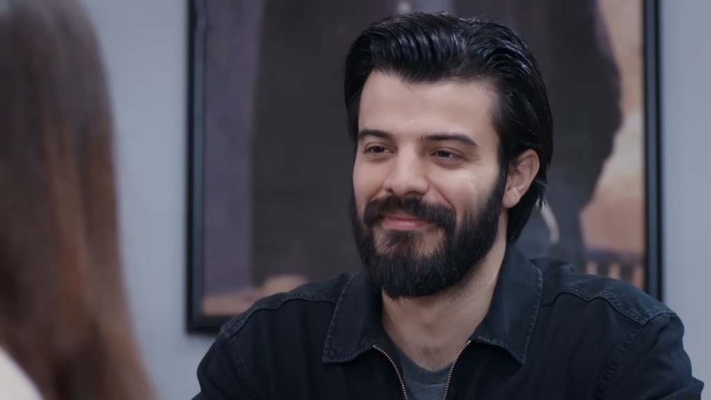 Volkan z uśmiechem na ustach informuje Nese, że jest w nowym związku.